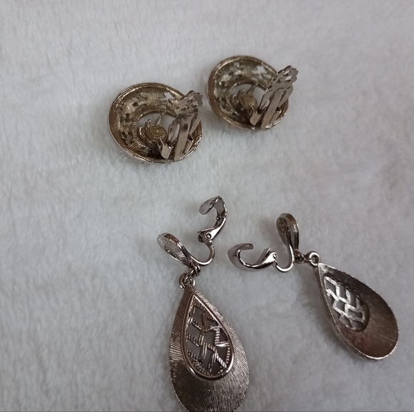 2 Pair Clip on Earrings Silver Tone - Picture 4 of 4